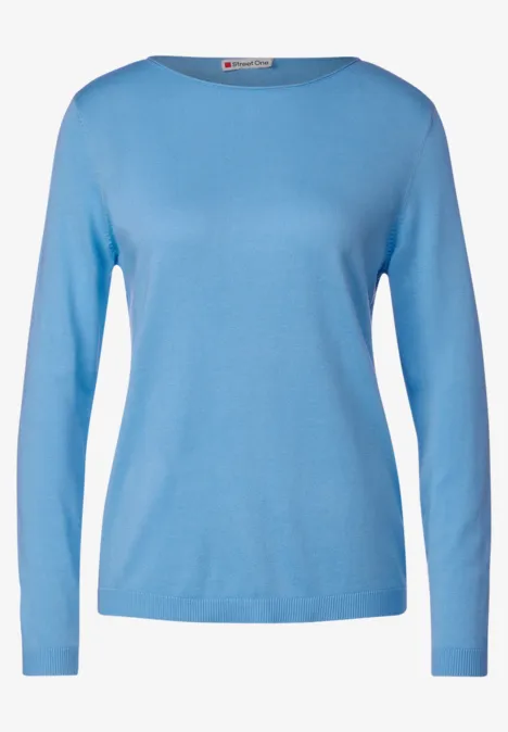 Hellblauer Pullover mit langen Ärmeln und Rundhalsausschnitt.